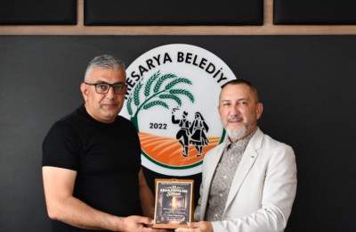 K&uuml;lt&uuml;rel Mirasa G&uuml;&ccedil; Birliği: Mesarya Belediye Başkanı Ahmet Latif&rsquo;e Teşekk&uuml;r Plaketi