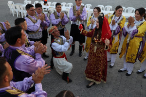 KIBRIS K&Uuml;LT&Uuml;R&Uuml;NE HAYRAN KALDILAR 6 &Uuml;LKE DANS&Ccedil;ILARI GELENEKSEL KIBRIS T&Uuml;RK GECESİNİ DİKKATLE İZLEDİ